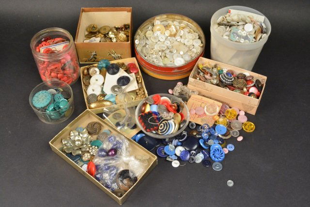 Large Lot of Assorted Vintage & Newer Buttons (1 of 8)
