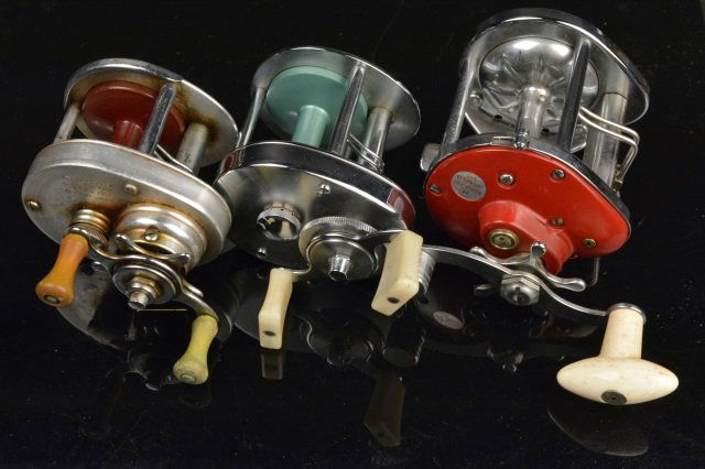 True Temper, Shakespeare & (1) Unmarked Reel: True Temper Ocean City 945 reel. Shakespeare Sportcast Free Spool No. 1982, Model EJ reel. One unmarked reel. Fishing equipment. Contact our recommended 3rd party "for profit" shipper Pak Mail at (260