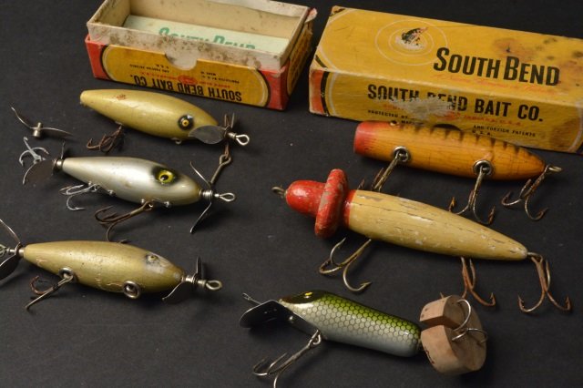 South Bend Lure Assortment Incl. Woodpecker: South Bend lure assortment. Pike-Oreno; (3) Nip-I-Diddee lures; South Bend red & white weedless woodpecker wood lure. Condition various with each lure. Fishing equipment, fishing collectibles. Contact