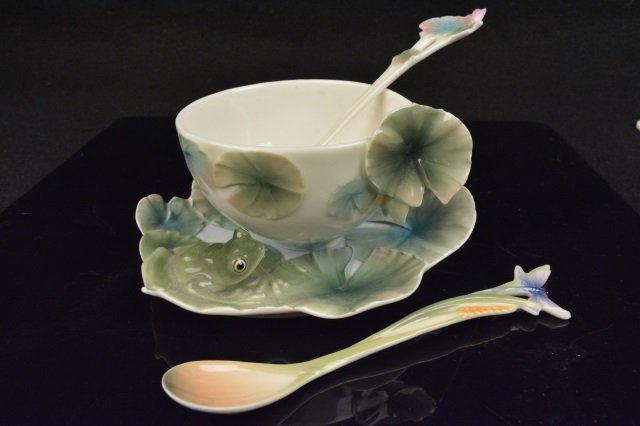 Franz Frog Saucer, Teacup & (2) Spoons: Franz frog saucer & teacup w/ dragonfly & lily pad spoons. Leaf on teacup is broken off at the tip. Please refer to photos. FZ00015, FZ00237 & FZ00210. Contact our recommended 3rd party "for profit" s
