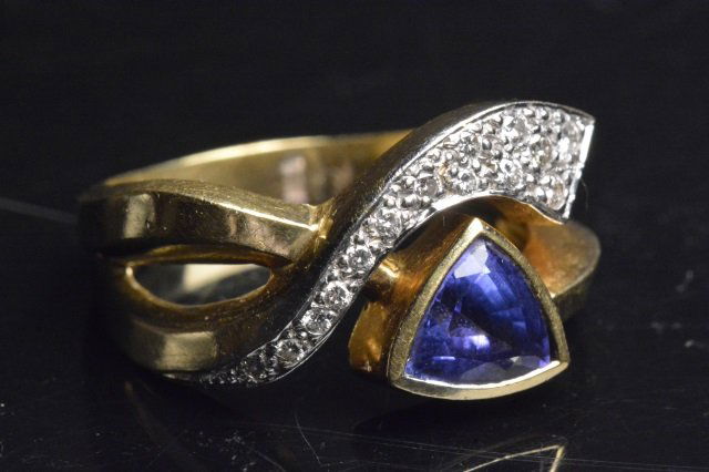 Ladie 18K Yellow Gold Ring (1 of 4)