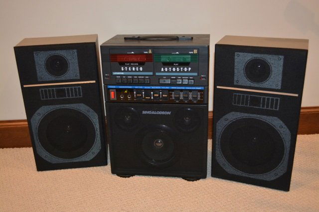 Singaloden Portable Karoke Stereo Machine Model K5 (1 of 2)