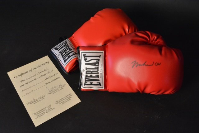 Muhammed Ali Autographed Everlast Boxing Gloves (1 of 6)