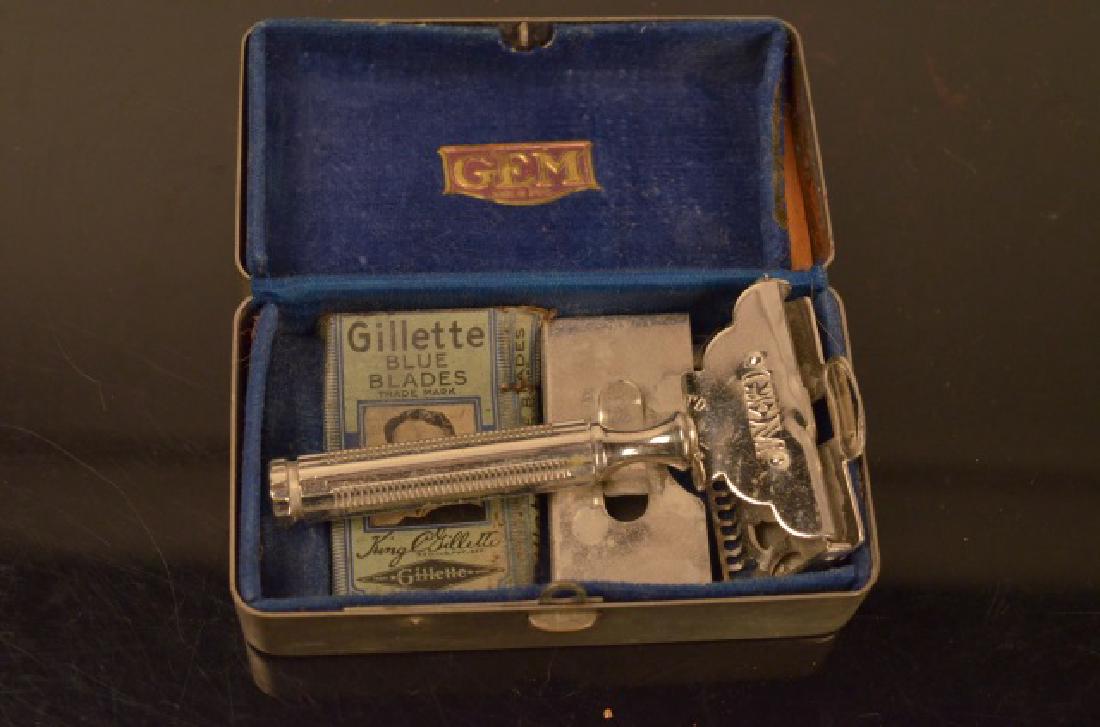 Vintage Men's GEM Razor in Case: Vintage mens' GEM razor in case w/ Gillette blue blades in original adv. box. Contact our recommended 3rd party "for profit" shipper Pak Mail at (260) 637-4809 or contact@pakmailshipsfortwayne.com for