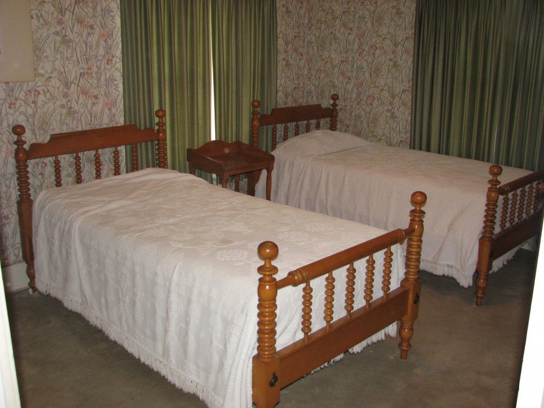Willet Bedroom Suite: Includes (4) pieces consisting of two matching twin spool cannonball beds; one-drawer night table; 5-drawer high chest with brass Chippendale pulls (note-includes bed linens)