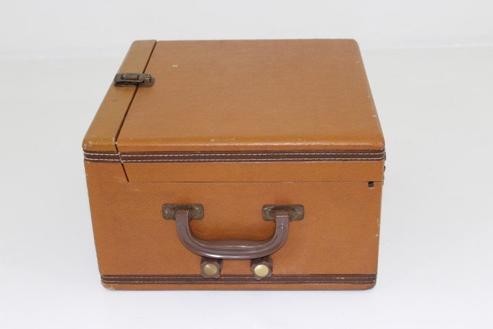 Vintage Silverton Portable 45 RPM Record Player: Vintage Silverton Portable 45 RPM Record Player