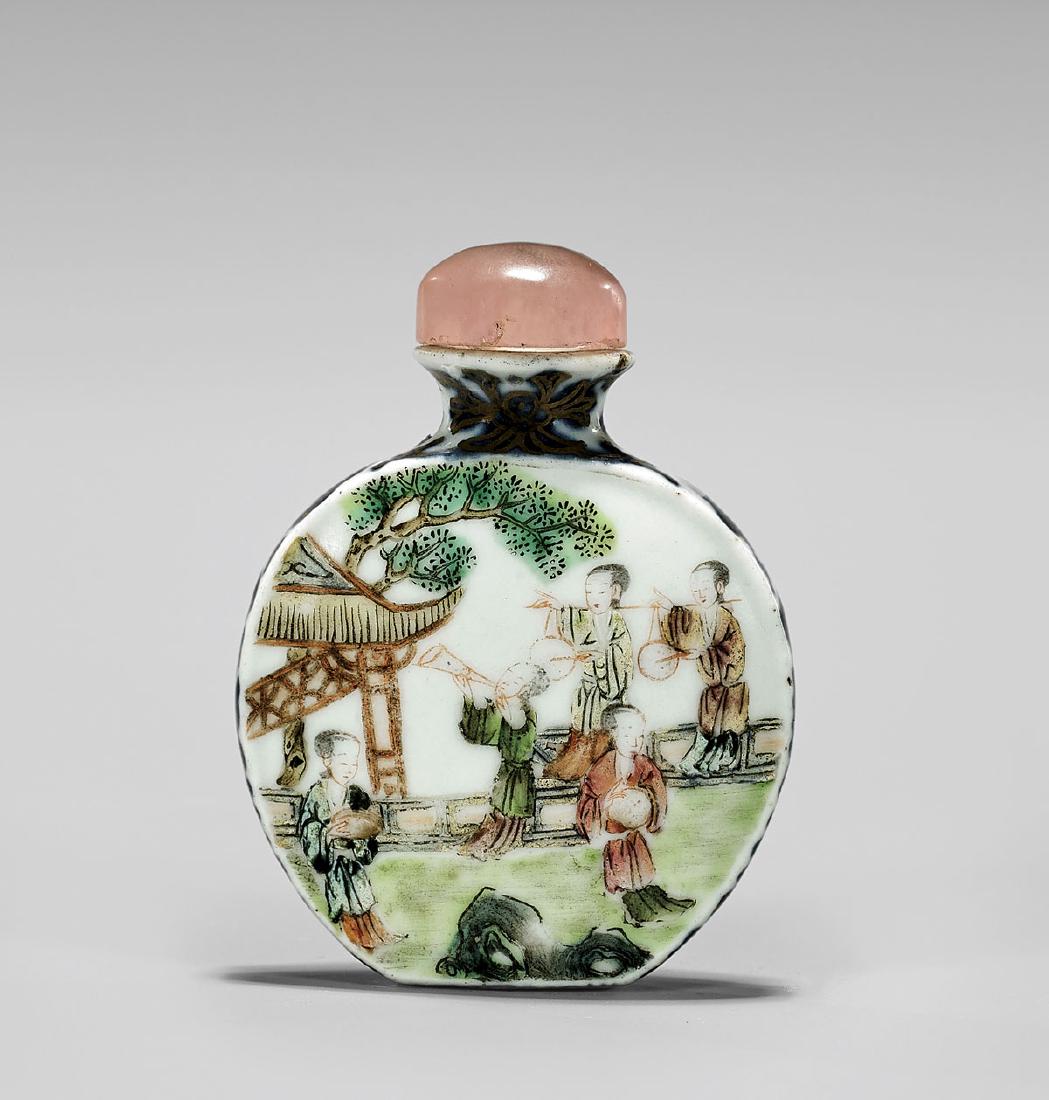 ANTIQUE FAMILLE ROSE SNUFF BOTTLE: Musicians (1 of 3)
