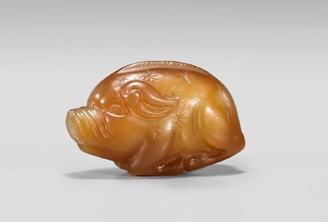 19TH CENTURY AGATE PIG-FORM SNUFF BOTTLE (1 of 1)