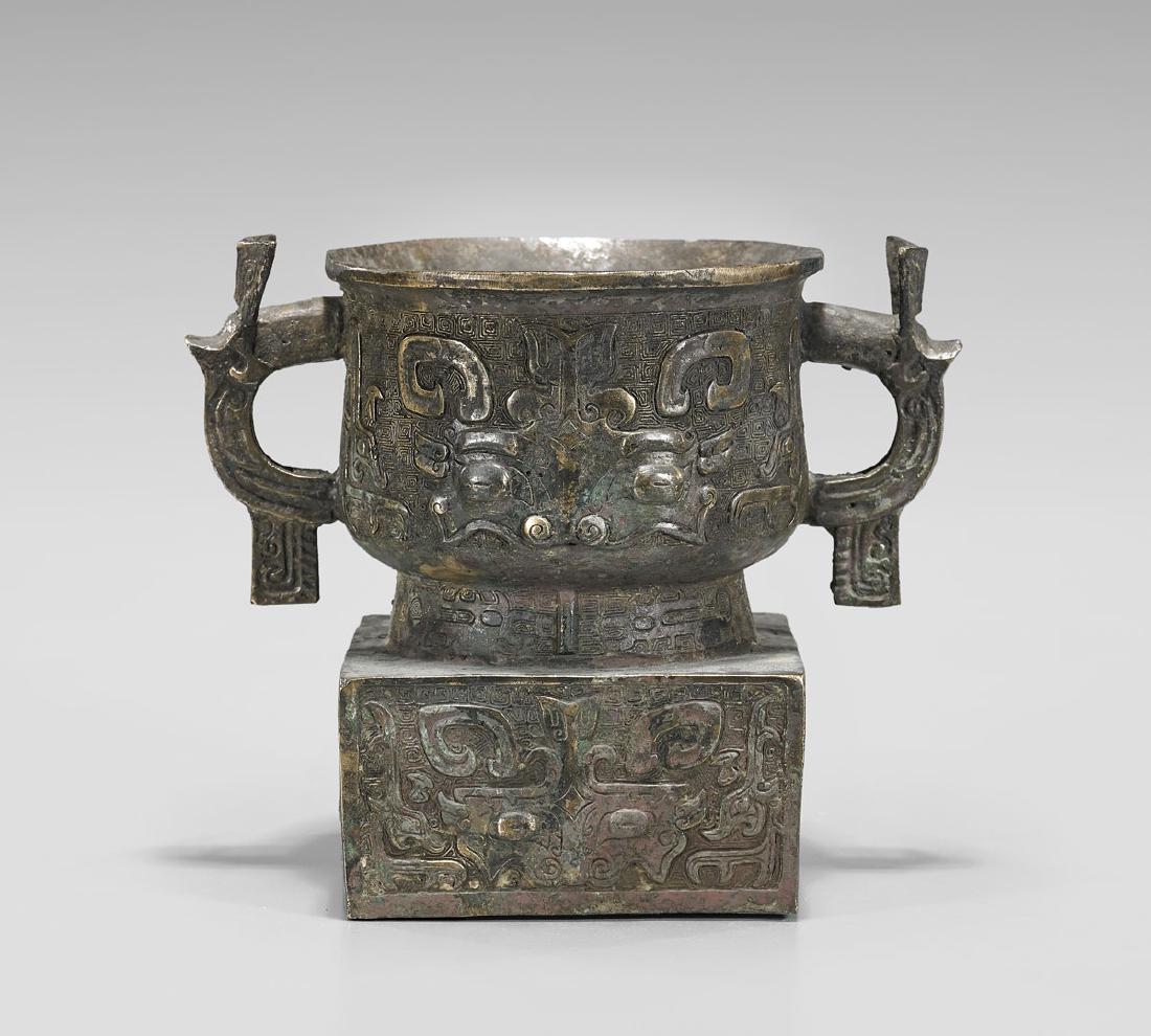 ARCHAISTIC BRONZE VESSEL (1 of 2)