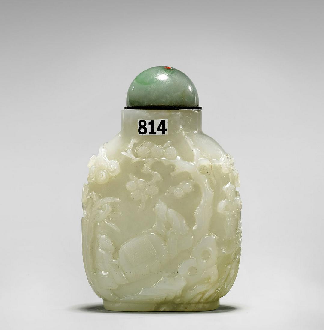 FINE ANTIQUE CARVED WHITE JADE SNUFF BOTTLE (1 of 3)