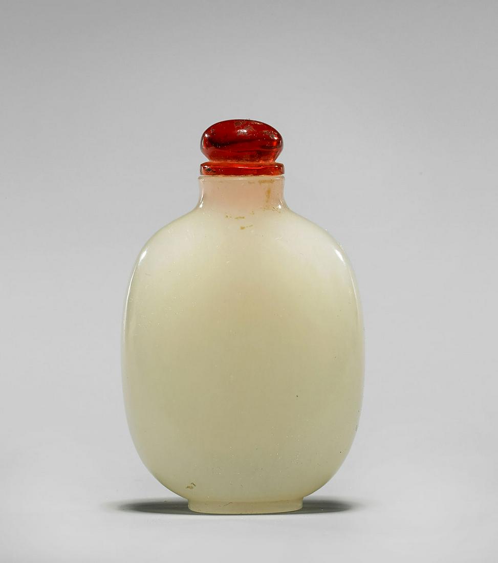 ANTIQUE WHITE JADE SNUFF BOTTLE (1 of 3)