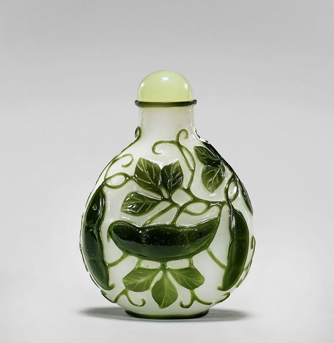 ANTIQUE OVERLAY GLASS SNUFF BOTTLE (1 of 3)