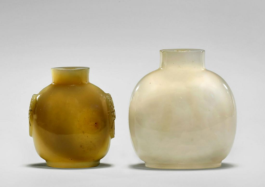 TWO FINELY HOLLOWED AGATE SNUFF BOTTLES (1 of 8)