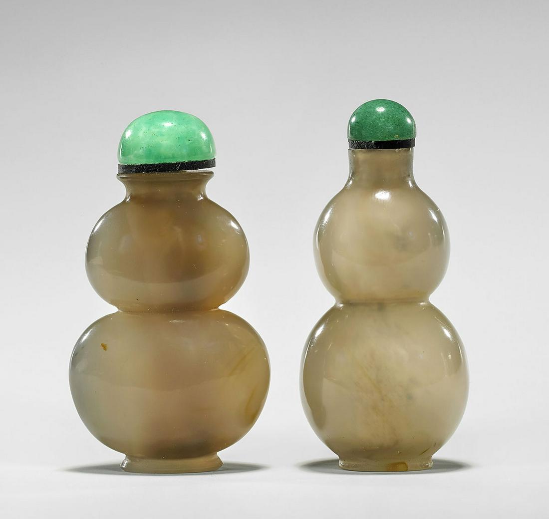 TWO ANTIQUE AGATE DOUBLE-GOURD SNUFF BOTTLES (1 of 4)