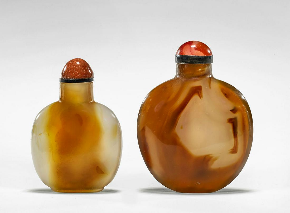 TWO ANTIQUE SPADE AGATE SNUFF BOTTLES (1 of 3)