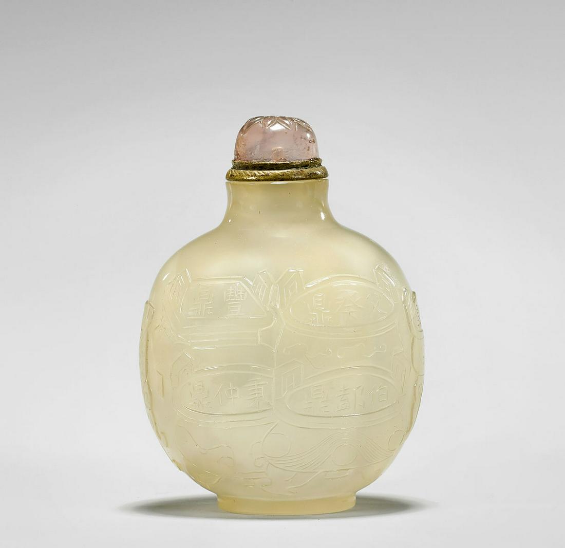 FINE ANTIQUE BULBOUS JADE-LIKE AGATE SNUFF BOTTLE (1 of 4)