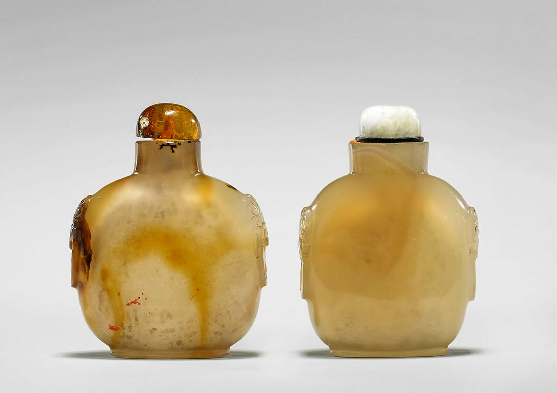TWO ANTIQUE AGATE SNUFF BOTTLES (1 of 5)