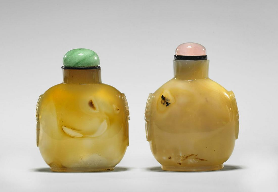 TWO FINE ANTIQUE AGATE SNUFF BOTTLES (1 of 3)