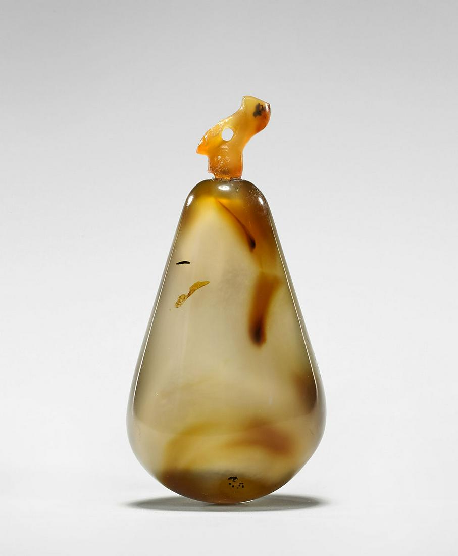FINE ANTIQUE PEBBLE FORM AGATE SNUFF BOTTLE (1 of 3)