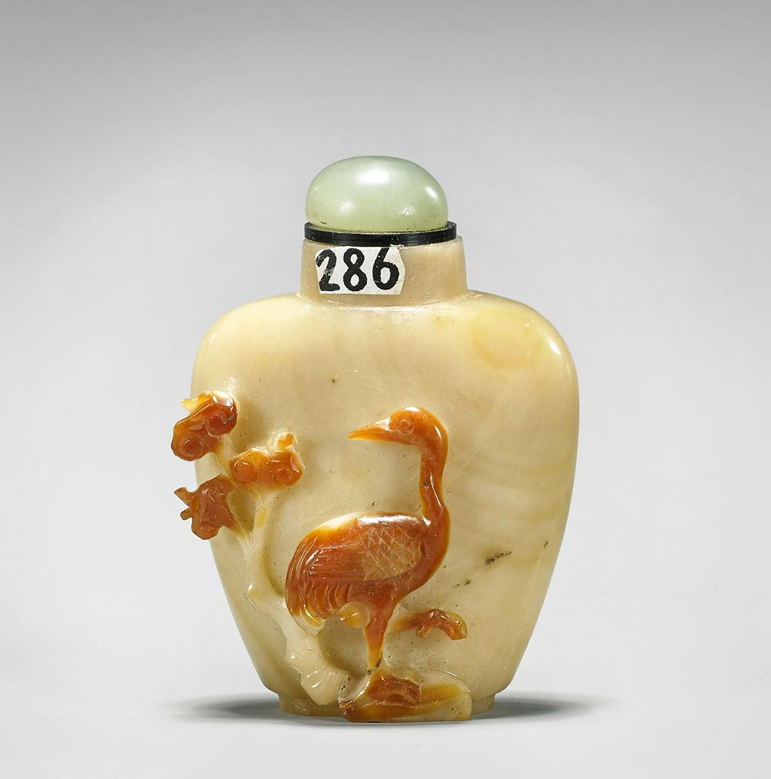 OLD CARVED CAMEO AGATE SNUFF BOTTLE (1 of 3)