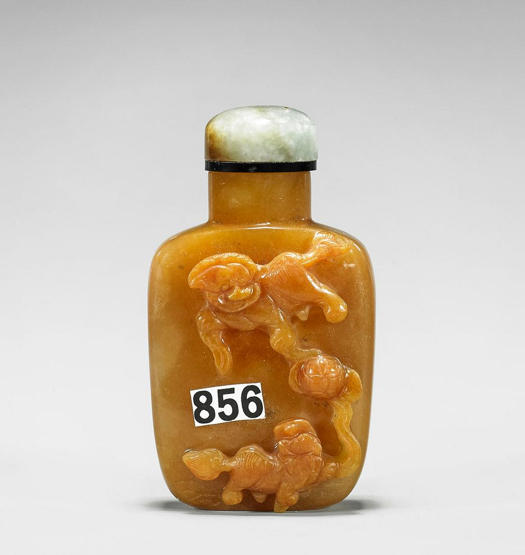 FINE ANTIQUE CAMEO AGATE SNUFF BOTTLE (1 of 3)