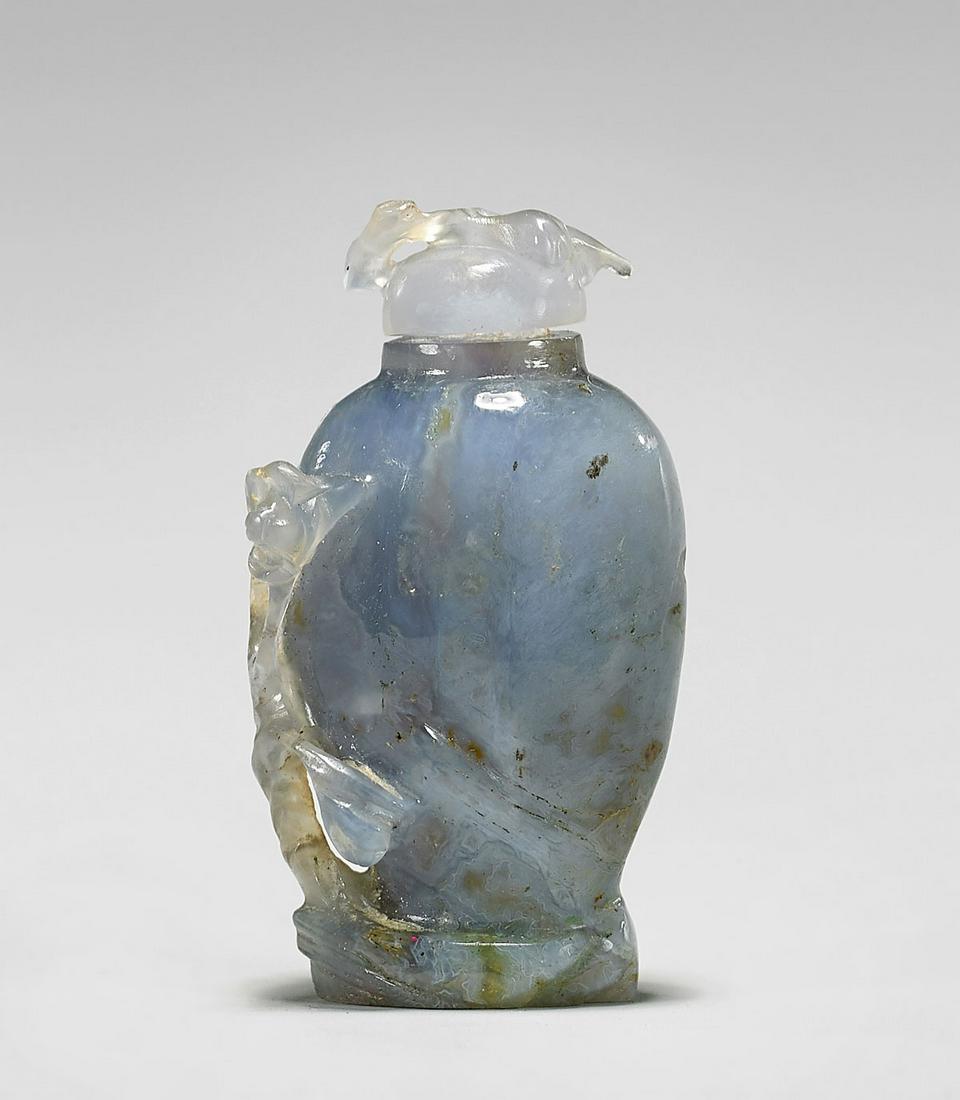 OLD CARVED BLUE-GRAY CHALCEDONY URN SNUFF BOTTLE (1 of 4)