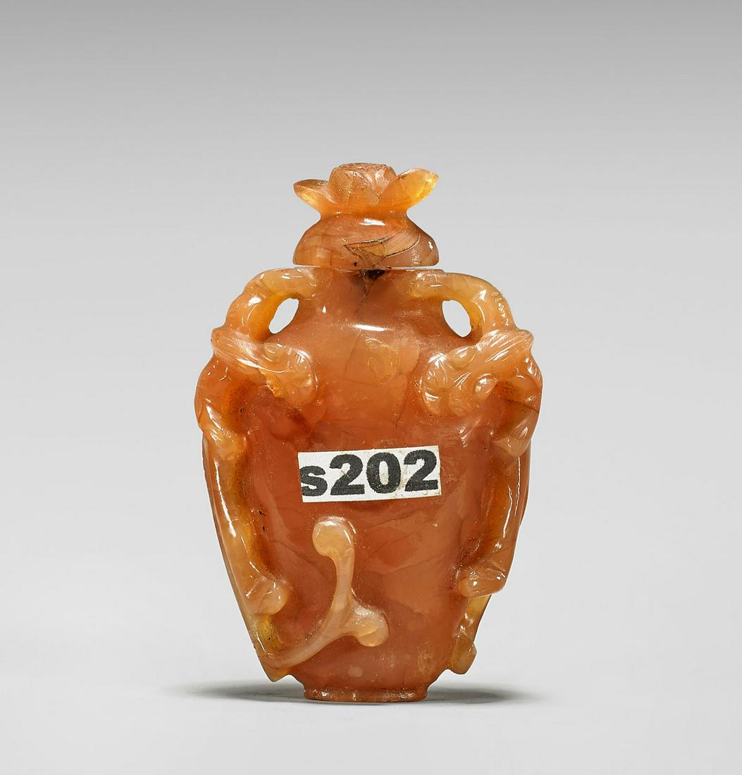 ANTIQUE CARNELIAN URN FORM SNUFF BOTTLE (1 of 3)