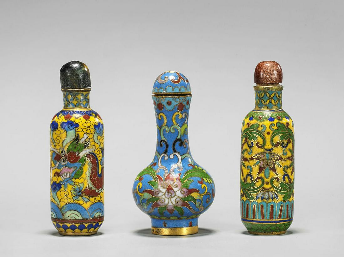 THREE CLOISONNE ENAMEL SNUFF BOTTLES (1 of 3)