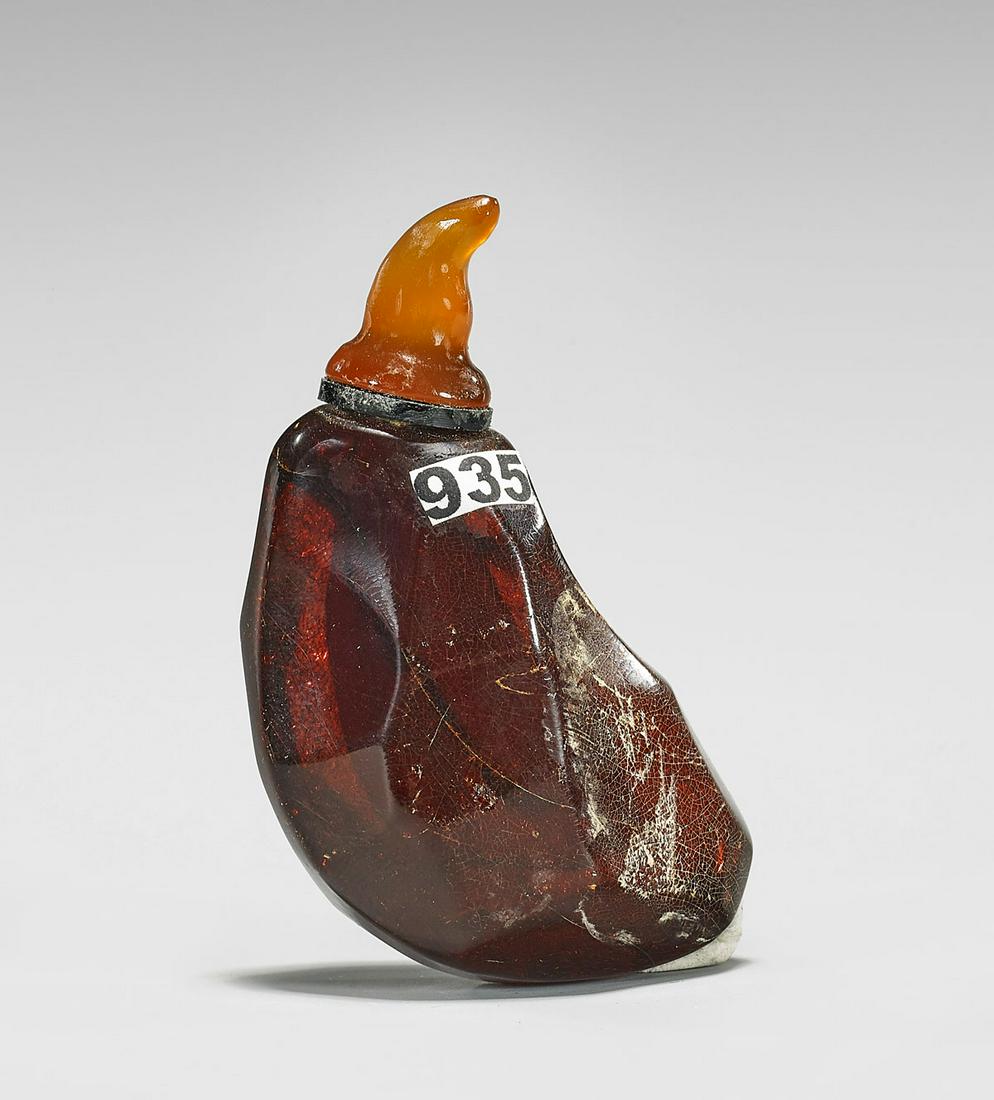 ANTIQUE AMBER PEBBLE SNUFF BOTTLE (1 of 3)