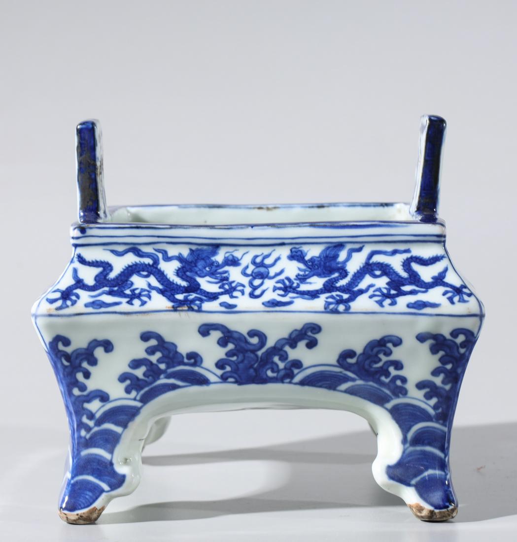 Chinese Blue & White Porcelain Sensor: Chinese blue and white porcelain sensor with repeating designs of dragons chasing flaming pearls, six character Wan Li mark to base; large crack, Japanese wood box; pitting, glaze flaws and crack on b