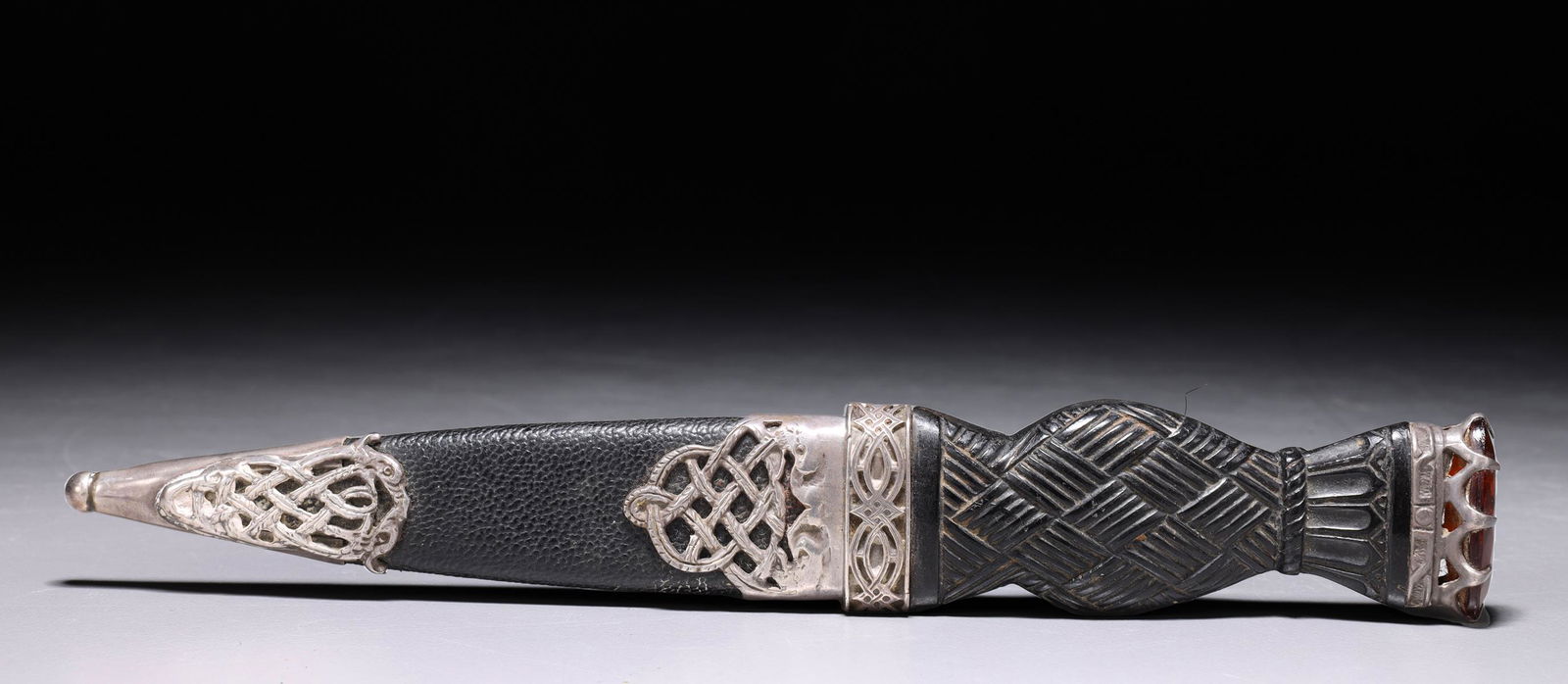 Very Fine Silver Mounted Scottish Sgian-dubh (1 of 5)