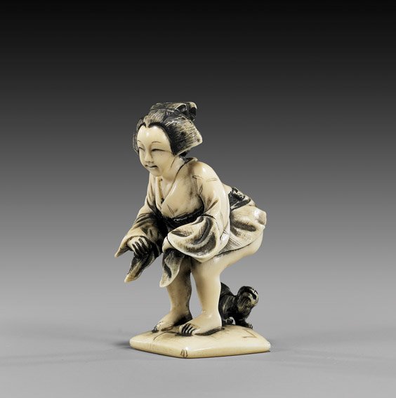 CARVED IVORY NETSUKE: Woman & Cat: 象牙根付 CARVED IVORY NETSUKE: Woman & Cat Amusing carved ivory netsuke; of a woman squatting above a cat, signed in rectangular reserve, early 20th Century