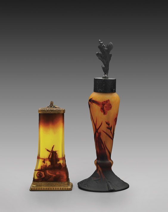 TWO FRENCH CAMEO GLASS LAMP BASES: 法國浮雕玻璃檯燈底座 兩件 TWO FRENCH CAMEO GLASS LAMP BASES Two French cameo carved glass lamp bases: baluster form by Daum Nanc