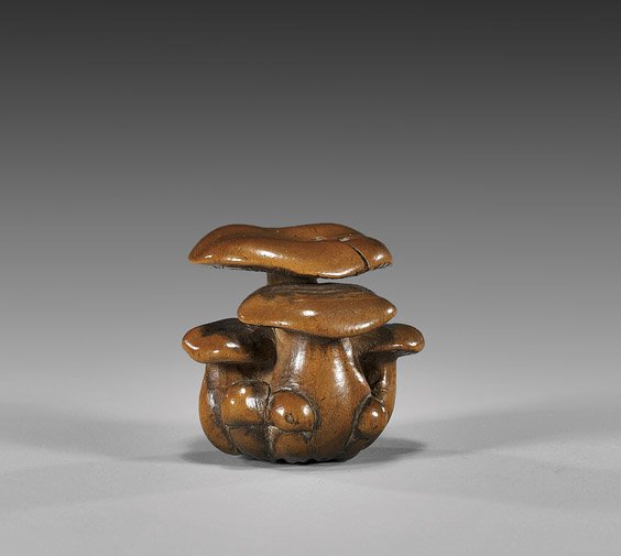 ANTIQUE BOXWOOD NETSUKE: Mushrooms: 木製根付 ANTIQUE BOXWOOD NETSUKE: Mushrooms Very realistically carved, antique boxwood netsuke; depicting a cluster of mushrooms; unsigned