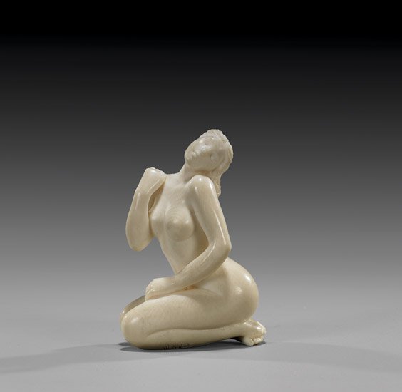 CARVED IVORY NETSUKE: Nude Beauty: 象牙根付 CARVED IVORY NETSUKE: Nude Beauty Contemporary carved ivory figural netsuke; of a kneeling nude beauty with one hand at her shoulder; by Sumi; signed