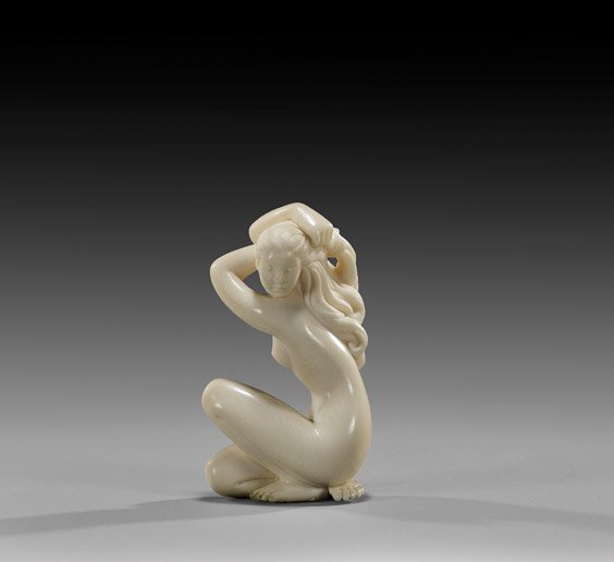 CARVED IVORY NETSUKE: Nude Beauty: 象牙根付 CARVED IVORY NETSUKE: Nude Beauty Contemporary carved ivory figural netsuke; of a kneeling nude beauty fixing her hair; by Sumi, signed