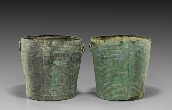 PAIR ANCEINT VIETNAMESE BRONZE VESSELS: 越南青銅器 一對 PAIR ANCIENT VIETNAMESE BRONZE VESSELS Pair of ancient Vietnamese, Dong Son Period, bronze vessels: each of bucket form, with raised bands of 