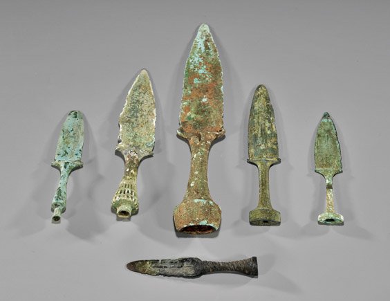 SIX ANCIENT VIETNAMESE BRONZE DAGGERS: 越南青銅匕首 六件 SIX ANCIENT VIETNAMESE BRONZE DAGGERS Collection of six ancient Vietnamese, Dong Son Period, bronze daggers: in graduating sizes, each