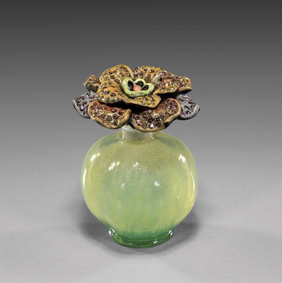 JAY STRONGWATER PERFUME BOTTLE: 藝術玻璃香水瓶 JAY STRONGWATER PERFUME BOTTLE Lovely Jay Strongwater glass perfume bottle; the lobed bulbous body of grass-green coloration, with enameled and