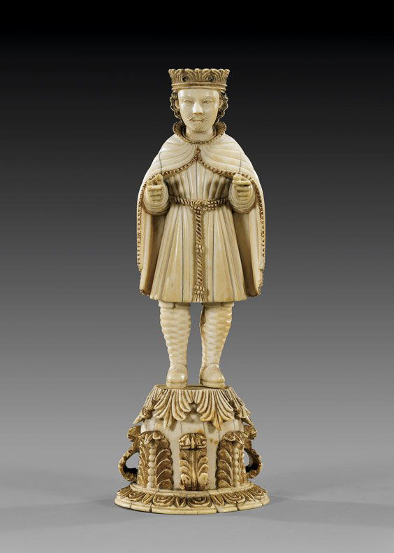 ANTIQUE EUROPEAN IVORY FIGURE: King: 象牙雕國王 ANTIQUE EUROPEAN IVORY FIGURE: KingAntique European carved ivory figure; of a crowned king in robes, standing atop an elaborately carved ivory pedestal base of