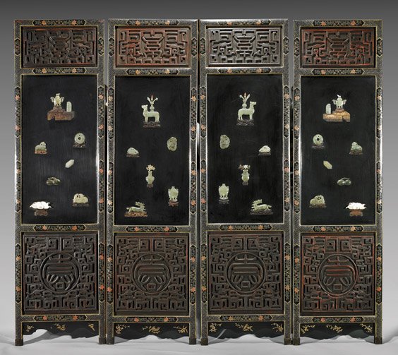 FOUR-PANEL APPLIQUÉ LACQUER SCREEN: 漆地嵌寶石博古屏風 四扇 FOUR-PANEL APPLIQUÉ LACQUER SCREEN Chinese four-panel lacquer screen: each central panel with carved, inset j