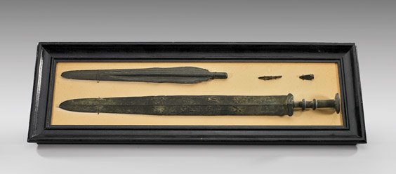 WARRINGS STATES BRONZE WEAPONS DISPLAY: 戰國 青銅劍 一組 WARRINGS STATES BRONZE WEAPONS DISPLAY Framed display of Chinese archaic bronze weapons, all Warring States Period including: sword with insc
