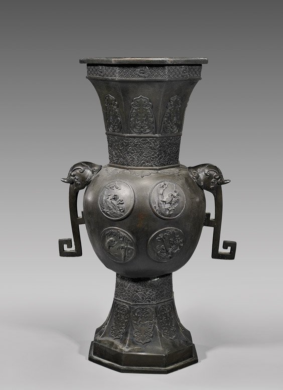 LARGE ANTIQUE JAPANESE BRONZE URN: 日式仿古花鳥紋銅尊 LARGE ANTIQUE JAPANESE BRONZE URN Large and antique, Japanese bronze urn; of baluster form with octagonal rim and splayed foot: