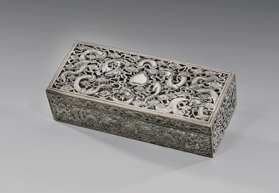 ANTIQUE CHINESE EXPORT SILVER DRAGON BOX: 銀質外銷龍紋方蓋盒 ANTIQUE CHINESE EXPORT SILVER DRAGON BOX Large and antique, Chinese Export silver fully openwork repoussï¿½ box: of rectangu