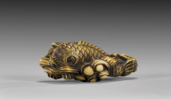 ANTIQUE IVORY NETSUKE: Fish & Waves: 象牙根付 ANTIQUE IVORY NETSUKE: Fish & Waves Unusual and finely detailed, antique carved ivory netsuke; of a fish swimming through waves, with inlaid eyes, signed, 19th Century