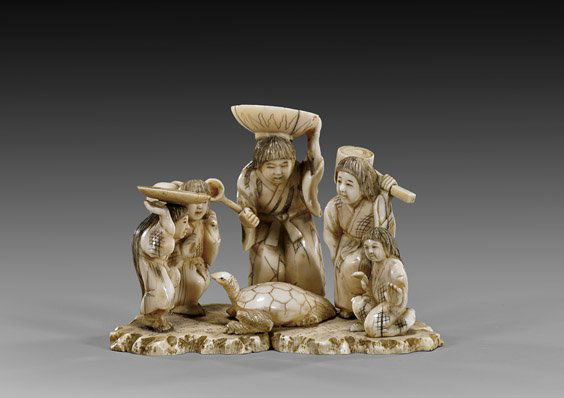 ANTIQUE CARVED IVORY OKIMONO GROUP: 象牙雕人物組擺件 ANTIQUE CARVED IVORY OKIMONO GROUPAntique sectional carved Japanese ivory okimono group, signed: depicting five children carrying vario