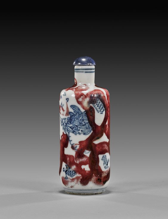 ANTIQUE PORCELAIN SNUFF BOTTLE: 青花釉里紅龍紋鼻煙壺 ANTIQUE PORCELAIN SNUFF BOTTLE Antique underglaze blue and copper red porcelain snuff bottle; of cylindrical form; the 