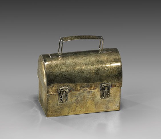 CARTIER SILVER GILT EVENING 'BAG': 卡地亞銀鎏金小箱包 CARTIER SILVER GILT EVENING 'BAG'Charming Cartier sterling silver-gilt evening 'bag'; designed as a lunch box, customized with