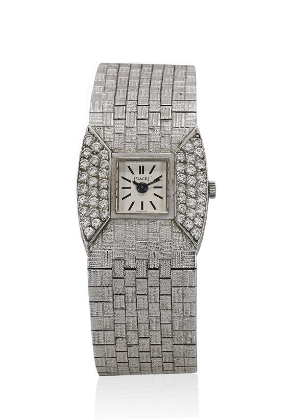 18K WHITE GOLD LADIES PIAGET WATCH: 18K 白金鑲鑽女式腕錶 18K WHITE GOLD LADIES PIAGET WATCH Fine 18K white gold ladies wristwatch by Piaget; the diminutive square face flanked on either si