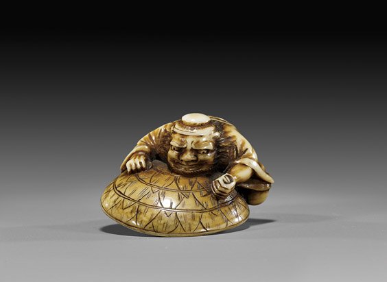 ANTIQUE IVORY NETSUKE: Shoki & Oni: 象牙根付 鍾馗捉鬼 ANTIQUE IVORY NETSUKE: Shoki & Oni Antique carved ivory netsuke; of Shoki, holding down and trapping an oni under a large domed shape 